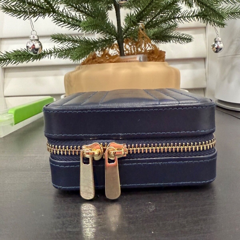 Pre-Owned WOLF Maria Small Navy Leather Travel Jewelry Case with Zip Closure